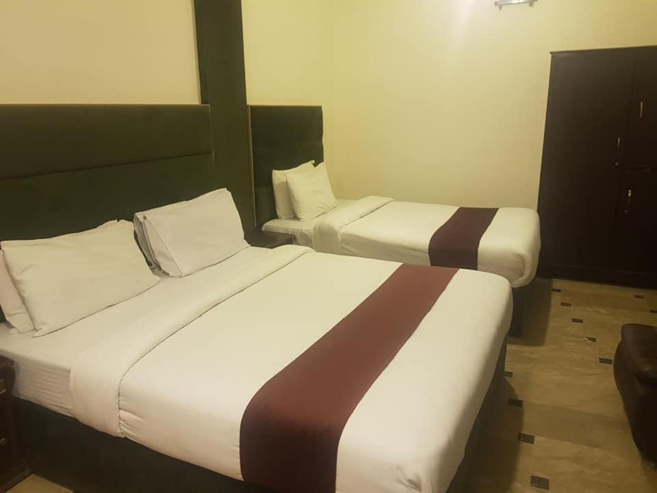 Hotel Sherition 1 Lahore Bagian luar foto