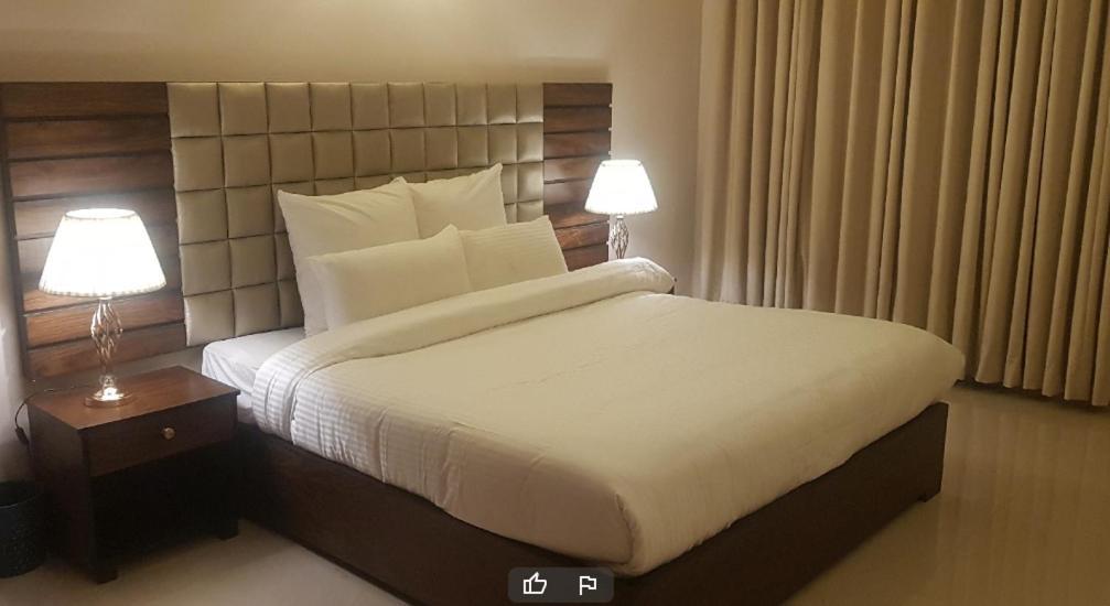 Hotel Sherition 1 Lahore Bagian luar foto